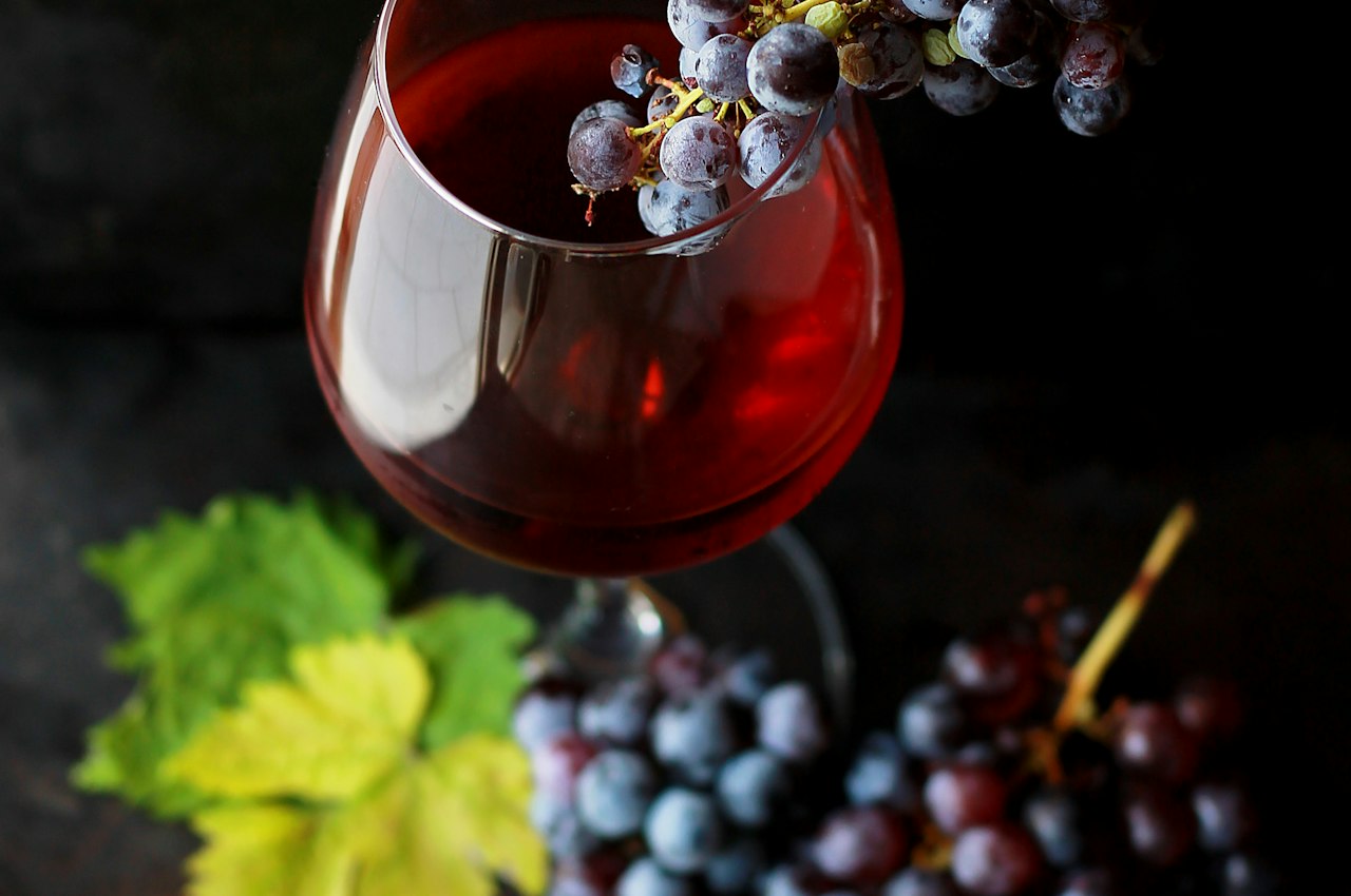 Verre de vin rouge et grappes de raisin